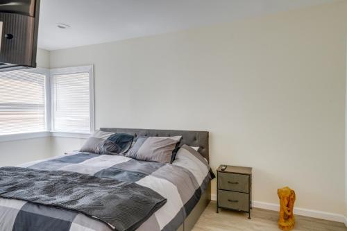 Un dormitorio blanco con una cama y una ventana. en Walk to Dtwn Tehachapi Updated Getaway with Yard!, en Tehachapi