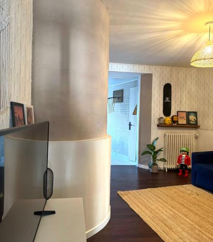 - un salon avec un grand mur en métal dans l'établissement Appartement avec jardin privé à 10 min de Disneyland, idéal familles, à Couilly-Pont-aux-Dames