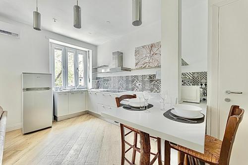 Una cocina con encimera blanca y refrigerador. en Blanc72, en Turín