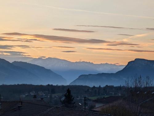 a view of a mountain range at sunset at La Maison d'Arlette - Maison d'Hôte et Gite au coeur de l'Isère à 10 mn de Voiron, capitale de la Chartreuse, et du Lac de Paladru in Saint-Blaise-du-Buis