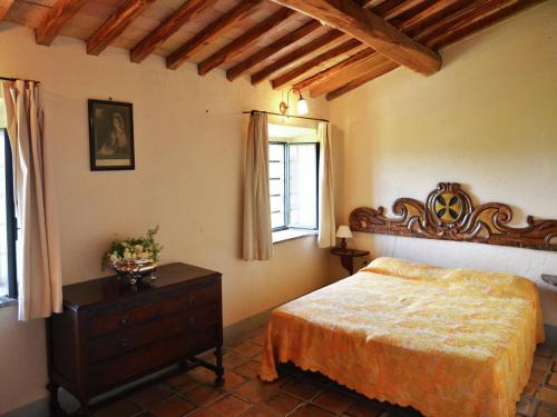 1 dormitorio con 1 cama, vestidor y ventana en Spacious Villa in Sermugnano with Swimming Pool, en Castiglione in Teverina