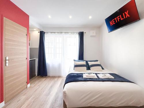 Un dormitorio con una cama tamaño king con un cartel de néctar en la pared. en Villa des Camelias, en Le Pré-Saint-Gervais