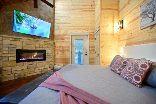 Postel nebo postele na pokoji v ubytování New! Near Attractions, Private Balcony, Pets Welcome, Paved Road, Hot Tub