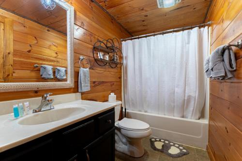 een badkamer met een wastafel, een toilet en een bad bij Fantastic Mr. Fox By Avada Properties in Pigeon Forge