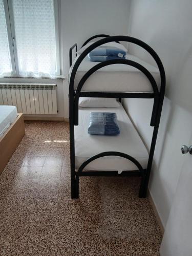 a room with a bunk bed in a room at Sole e Mare in Mazzanta