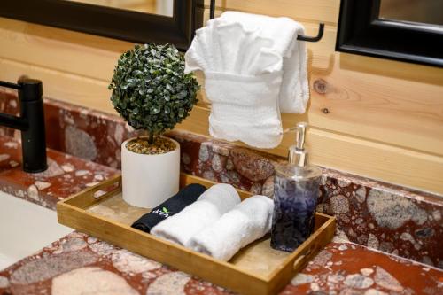 Fotografie z fotogalerie ubytování New! Near Attractions, Private Balcony, Pets Welcome, Paved Road, Hot Tub v destinaci Broken Bow