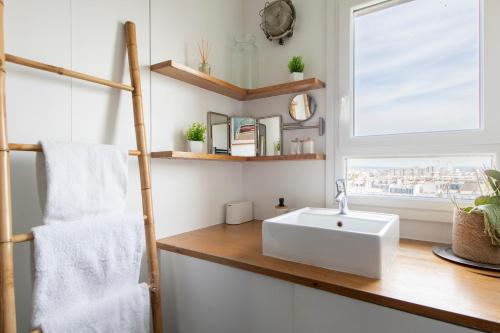 Spacious Montmartre Apartment - Sacré-Cœur View & Balcony