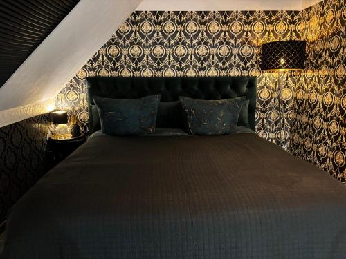 a bedroom with a large bed with a wall at Ruhe Oase Steinhöfel - Balkon, Naturblick, Design-Maisonette-Apartment - nahe Fürstenwalde-Spree in Steinhöfel