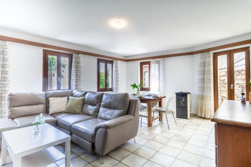 una sala de estar con un sofá y una mesa en Panoramic House on Lake Maggiore, en Brissago