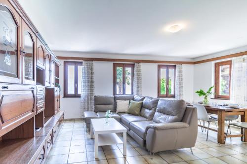 una sala de estar con un sofá y una mesa en Panoramic House on Lake Maggiore, en Brissago