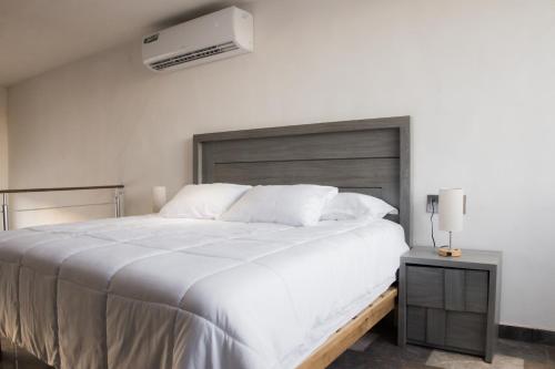 Ένα ή περισσότερα κρεβάτια σε δωμάτιο στο Departamentos Madero