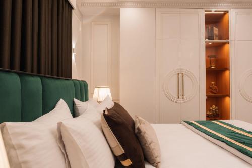Ein Bett oder Betten in einem Zimmer der Unterkunft The Versailles Suite A Designer Home in Dhaka