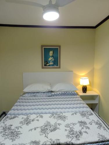 a bedroom with a bed with a blue and white comforter at Kzazendf Cama&Cafe Hospedagem Familiar in Brasilia