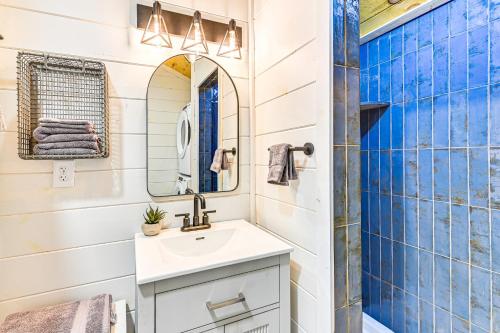 un bagno con lavandino e specchio di Covered Deck and Hot Tub Cozy Retreat in Campton! a Campton