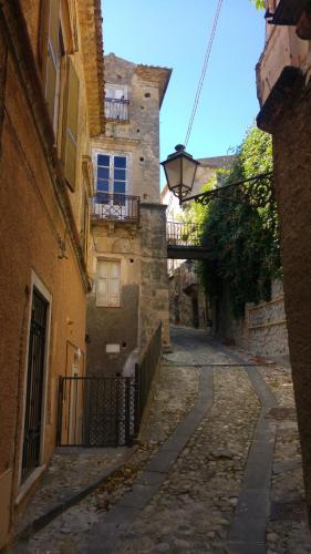 an alley with a building with a balcony on it at A casa di Anna - vista mare nel centro storico in Amantea
