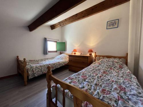 une chambre avec deux lits et une commode dans l'établissement Maison 2 pièces mezzanine - Gruissan Ayguades AY040-037, à Vires