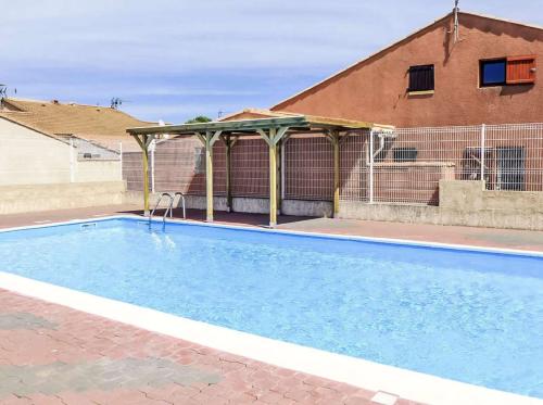 - une piscine avec un kiosque dans l'établissement Maison 2 pièces mezzanine - Gruissan Ayguades AY040-037, à Vires