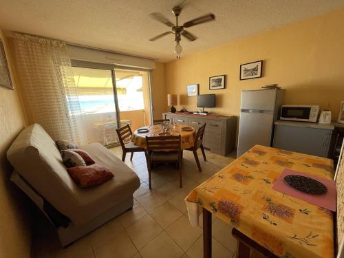 Kuchyňa alebo kuchynka v ubytovaní Appartement T2 Vue sur Mer Narbonne Plage- 5CAPA31