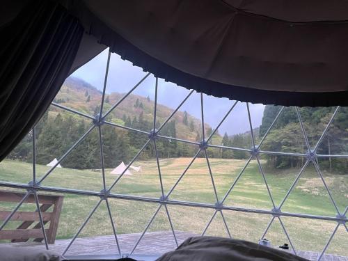 UtsunobaraにあるMizuho Highland - Vacation STAY 19305vの窓付きのテント内側からの景色を望めます。