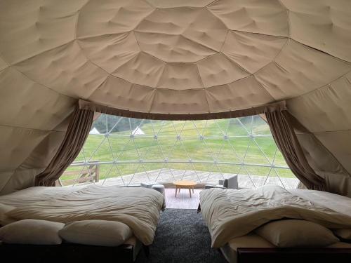 UtsunobaraにあるMizuho Highland - Vacation STAY 19305vの大きな窓のある部屋にベッドが2つある
