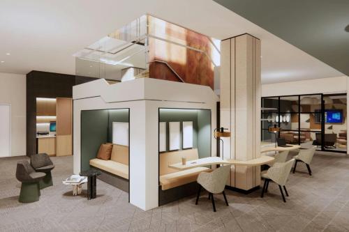 明尼阿波利斯Sheraton Minneapolis Downtown Convention Center的一间带床、桌椅的酒店房间