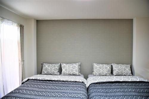 zwei Betten nebeneinander in einem Zimmer in der Unterkunft Kyoto Yuyado Fushimi Inari - Vacation STAY 95187v in Kyoto