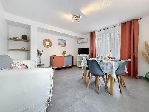 une cuisine et un salon avec une table et des chaises dans l'établissement Maison avec jardin privatif à 3KM des plages, à Fréjus