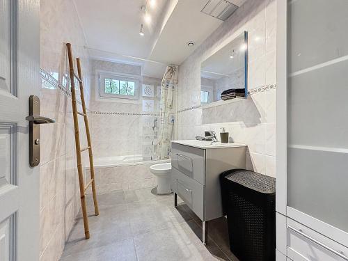 une salle de bain avec un lavabo et des toilettes dans l'établissement Maison avec jardin privatif à 3KM des plages, à Fréjus