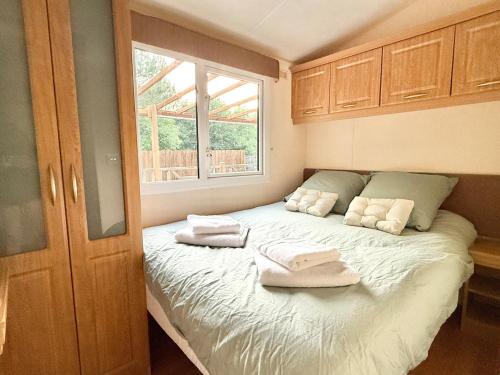 a bedroom with a bed with two towels on it at My Maui Home in Salles