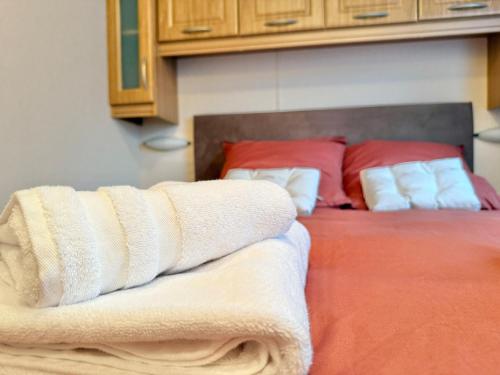 a bedroom with a bed with towels on it at My Maui Home in Salles