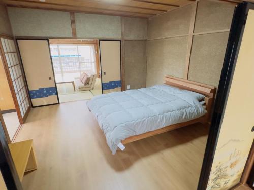 a bedroom with a large bed in a room at Midori - House - Vacation STAY 18974 in Midori