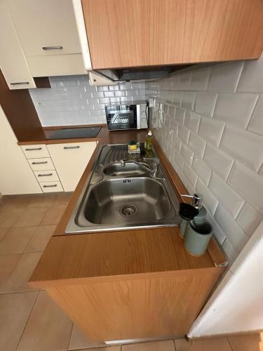 d'une cuisine avec un évier en acier inoxydable. dans l'établissement Grimaldi, à Nice