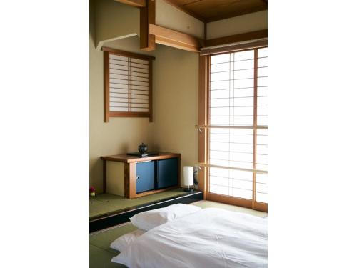 pokój z łóżkiem i telewizorem w obiekcie Tengu Tabine-Cotengu Tabine - Vacation STAY 03733v w mieście Kanazawa