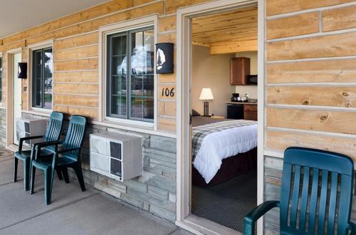 a bedroom with a bed and a table and chairs at Rock Crest Lodge & Cabins in Custer