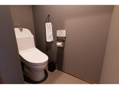 łazienka z białą toaletą w pokoju w obiekcie Tengu Tabine-Cotengu Tabine - Vacation STAY 04508v w mieście Kanazawa