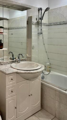 une salle de bain avec un lavabo, une douche et une baignoire dans l'établissement Charmant studio - AC - Piscine - Terrasse - Parking, à Mandelieu-la-Napoule
