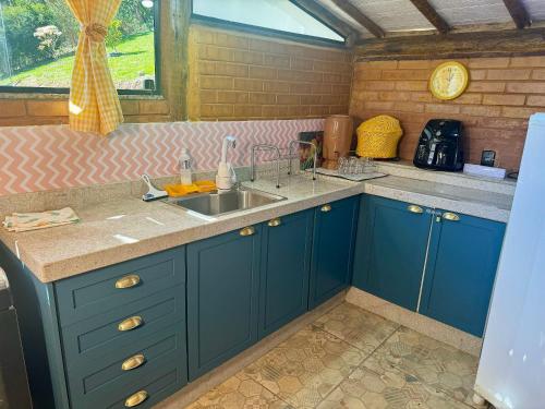 Η κουζίνα ή μικρή κουζίνα στο Chalé aconchegante em Cardinot - Nova Friburgo