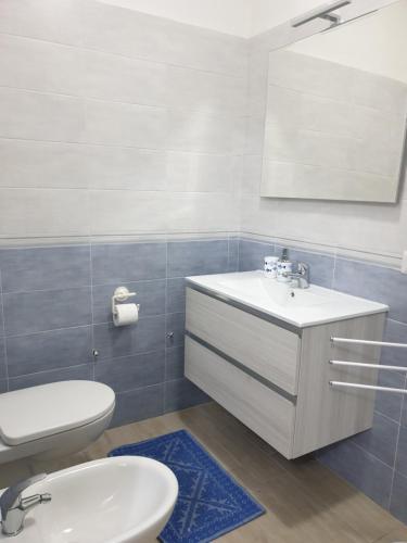 une salle de bain avec un lavabo blanc et des toilettes dans l'établissement Villa Corallo, à Porto Carollo