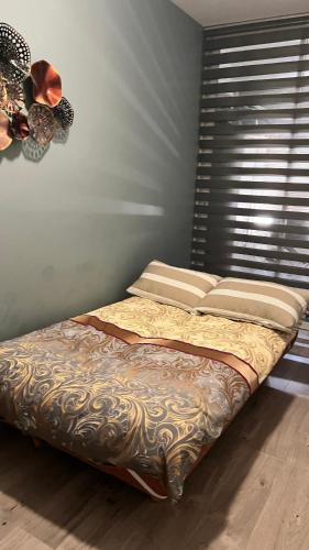 un lit assis dans une pièce avec une fenêtre dans l'établissement Nice promenade des anglais vue mer, à Nice