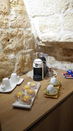 un tavolo con tostapane e un piatto di cibo di Laura stone room a Corato