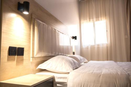Un pat sau paturi într-o cameră la مسكن طيبة - Luxury And Modern Hotel Apartments