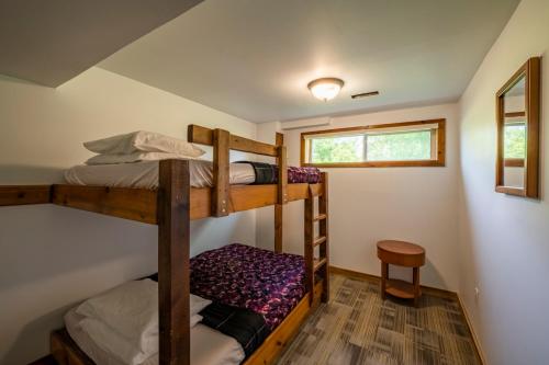 a bedroom with two bunk beds in a house at 6 bdrm Cottage at Blue Mountain, Private Beach Access, Hot Tub, Sauna, BBQ, Petfriendly in Blue Mountains