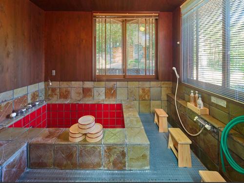 un ampio bagno con vasca e tappetini sul pavimento di Villa HANAMIZUKI - Vacation STAY 12012v a Kasama