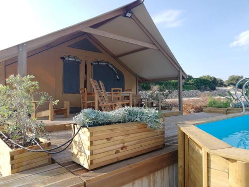 Bazén v ubytování Casa Sgarlata Glamping - Tenda Olivastro nebo v jeho okolí