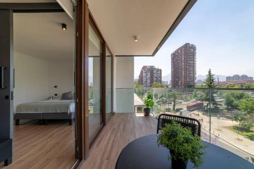 Una cama o camas en una habitación de Amplio y deslumbrador departamento en las Condes