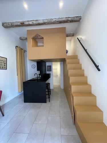 - un escalier dans un salon avec un escalier dans l'établissement Joli studio, à Marseille