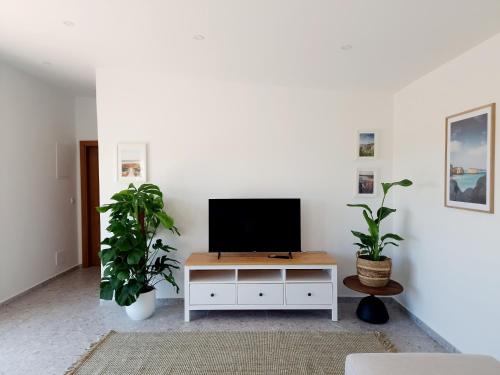 Μια τηλεόραση ή/και κέντρο ψυχαγωγίας στο Novo! Jacuzzi, campo e praia