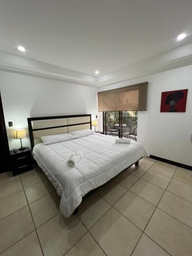 a bedroom with a large bed in a room at Nice and confortable 2 bedrooms apartment in Escazu in San Antonio