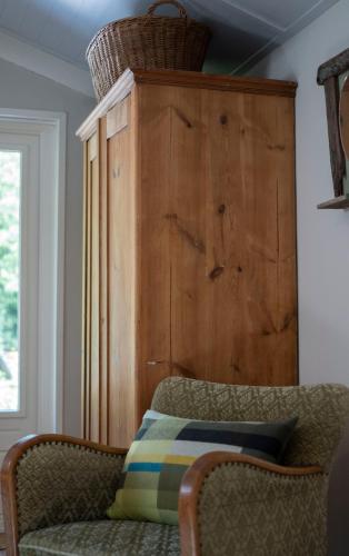 a room with a couch and a wooden wall at Bed, Boom en Droom in Rolde