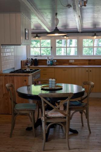 a kitchen with a table and two chairs and a table at Bed, Boom en Droom in Rolde